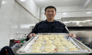 包饺子，凝警心，喜气洋洋迎元旦