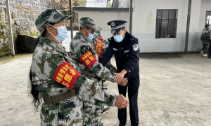 畹町出入境边防检查站苏典分站为驻地疫情防控志愿小分队开展基础队列训练授课