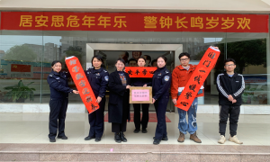 钦州市图书馆到钦州出入境边防检查站开展赠送春联慰问活动