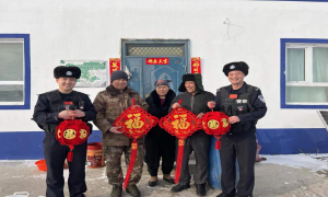 挂灯笼 贴对联 温暖送进家