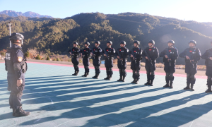 站在共和国一号界碑旁