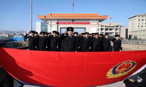 国门下致敬警旗 喜迎第二个中国人民警察节