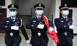 梁河边境检查站举行迎接元旦升旗仪式
