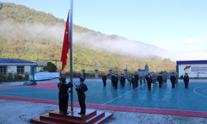 党政军警民联合升旗 共同祝愿祖国好