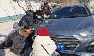 警民齐心协力 车辆山村脱险