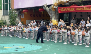 皇岗出入境边防检查站民警走近幼龄儿童开展“强国有我 阳光健康”主题活动