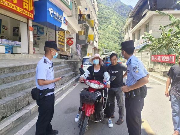 洛本卓边境派出所开展重点区域“七防”安全宣传工作 (1).jpg 洛本卓边境派出所开展重点区域“七防”安全宣传工作 (1).jpg