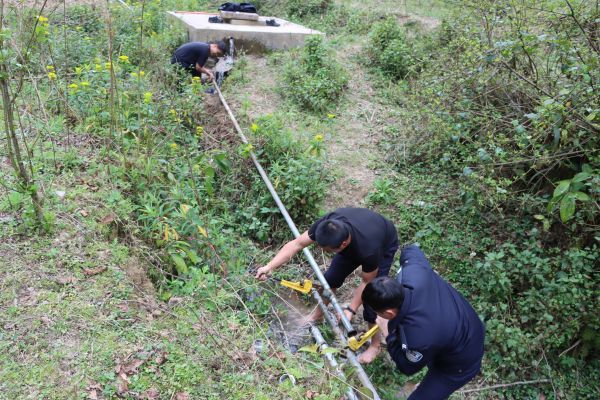 民警拆卸水管排查堵塞位置.jpg