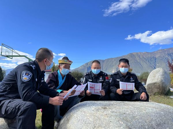 图为羌纳边境派出所民警与辖区群众讨论学习二十大精神 段宇飞摄.jpg