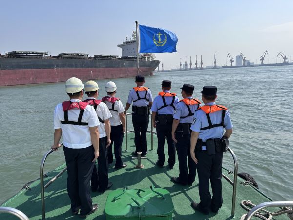 边检执法人员了解船舶搭靠情况2.jpg