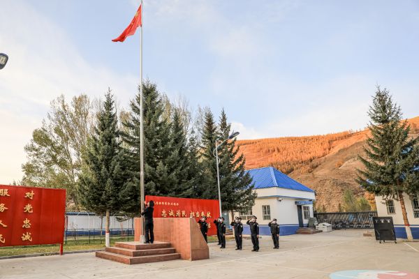 2、库卫边境派出所民警开展升旗活动.jpg