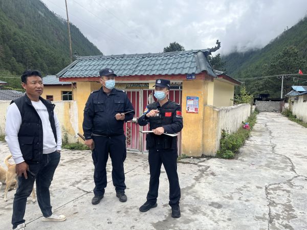 图为民警走村入户向群众宣讲安全知识.jpg