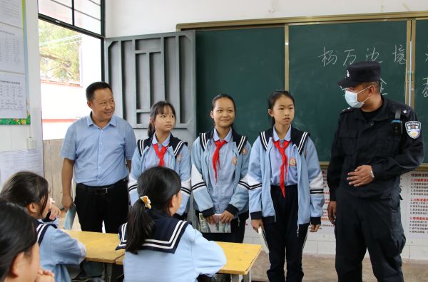 给小朋友送试卷2.jpg