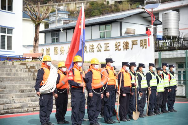 当祖国和人民需要时！他们挺身而出 用热血铸就忠诚 (2).jpg