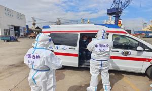 如皋出入境边防检查站开通“紧急通道”救助受伤船员