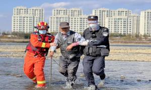 老人被困河道 移民管理警察及时救助