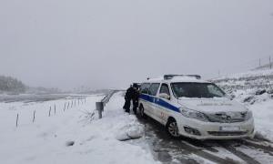 救护车被困雪地！移民管理警察风雪营救