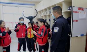 “萌娃”进警营 感受别样“警”色