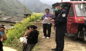 石月亮边境派出所开展“反走私 进村寨”宣传活动