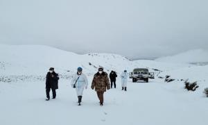 2名牧民在大雪中失联2天 移民管理警察紧急搜救