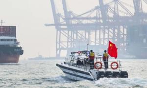 国旗飘扬见证守护祖国南粤国门的最美“警”色