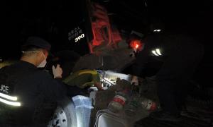 货车深夜抛锚 民警暖心相助