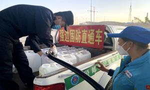 困难之时显身手 民警助力保返程