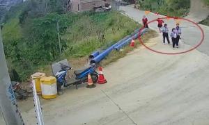 小学生送警察自制奶茶，警察到校回赠练习册，小学生：还好不是试卷……