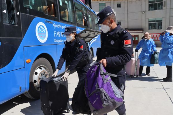 帕里边境派出所民警同老师们一起搬行李5（尼玛卓嘎 摄）.jpg