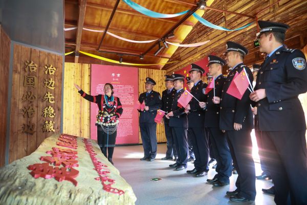 33图为亚夏向介绍珞巴族群众的生产生活情况。高琦磊 摄.jpg
