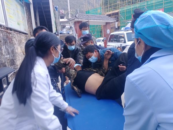 群众在家重病晕厥 民警入户挽救生命 (3).jpg