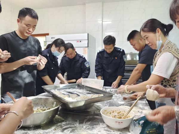 民警们一起包饺子3.jpg