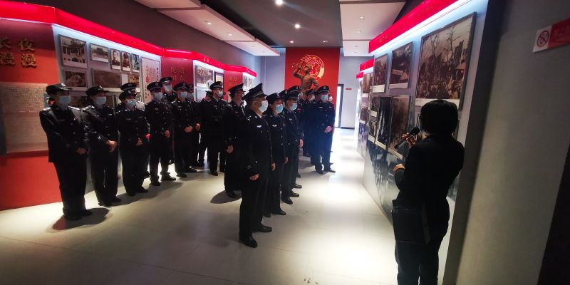 执勤二队参观纪念馆.jpg