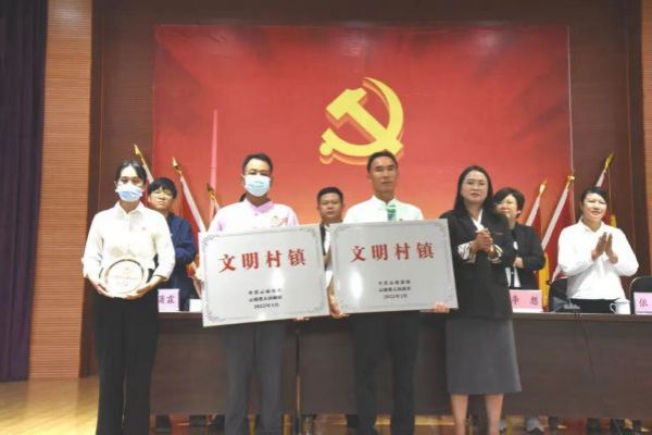 9月份 李晓叶（左一）上台领奖 文明家庭牌匾.jpg