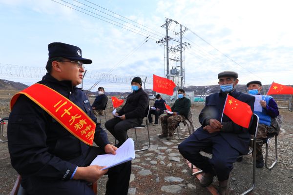 图一：民警向牧民宣传党的二十大会议精神.jpg