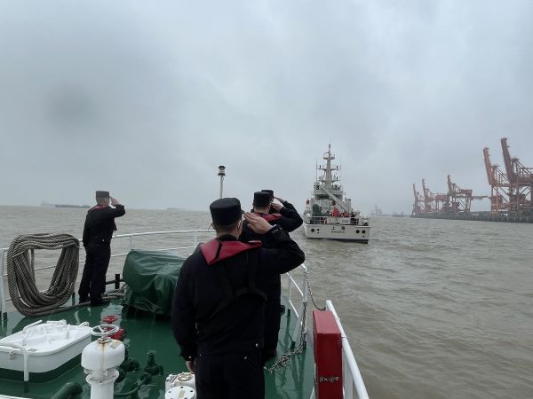 图为该站与上海吴淞边检站开展联合巡检行动。 .jpg