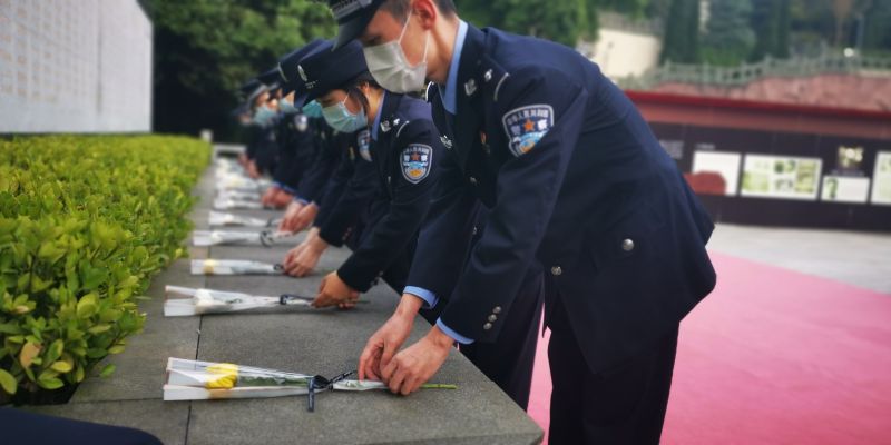 执勤二队缅怀革命先烈.jpg