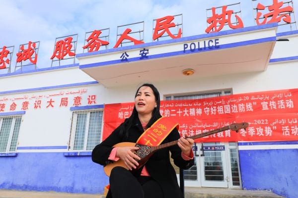 图四：文工团艺人弹唱歌颂党的二十大02.jpg
