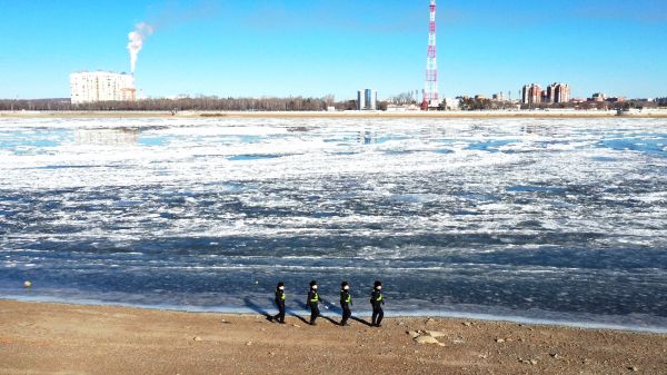 民警在江边进行巡逻踏查 (3).jpg 民警在江边进行巡逻踏查 (3).jpg