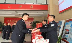 盐城出入境边防检查站举行党的二十大文件及辅导书籍发放活动