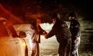 初雪车辆遇险 哈密移民管理警察风雪中救援