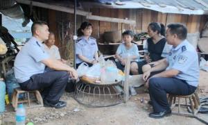 他说：“这是我的警察爸爸”
