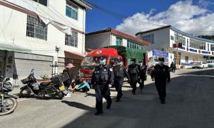 片马边境派出所坚守“护学岗”构建师生安全屏障  　　