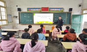支教民警和山区孩子们的期中考试