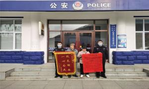 天变冷情更暖 移民管理警察助走失老人回家