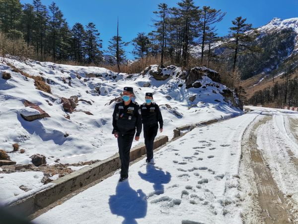 不言后悔 守望平安的“患难夫妻”1.jpg