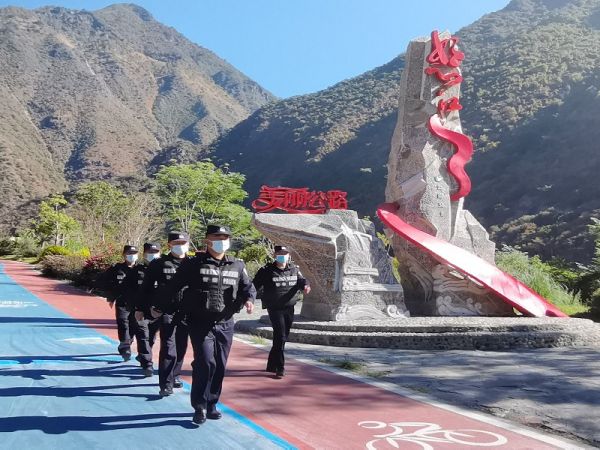 4执勤警力随时做好处置突发案事件和群众求助工作.jpg
