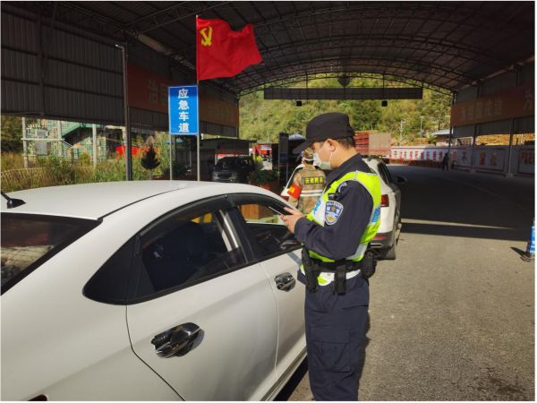 【移民管理警察在边境管理区开展人员车辆查缉】.jpg
