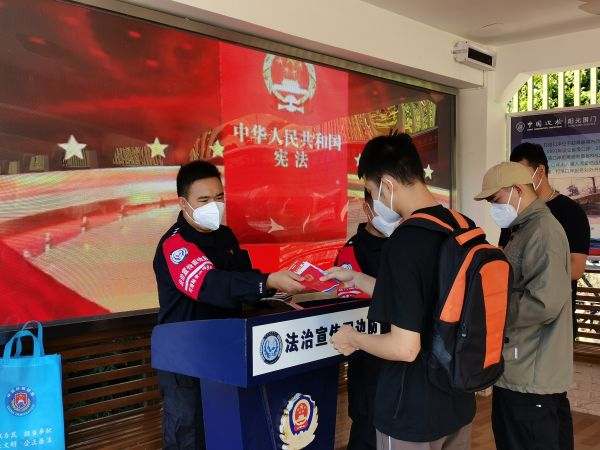 向群众发放宪法宣传资料.jpg