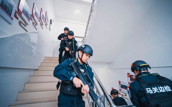 马关出入境边防检查站开展应急处突实战演练 (2).jpg